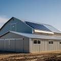 un-batiment-a-ossature-metallique-type-agricole-avec-panneau-a-photovoltaique-1-1